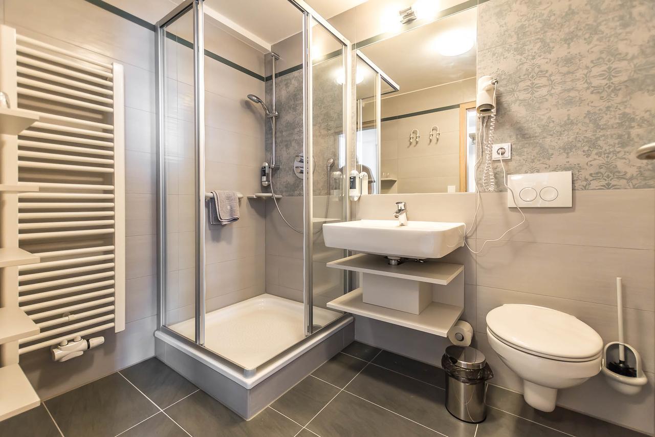 Zweibettzimmer mit Bad
